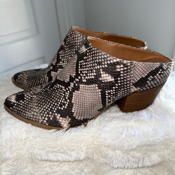 Women’s, snakeskin print, ankle booties, size 8, new, easy to walk in heels - Picture 3 of 9